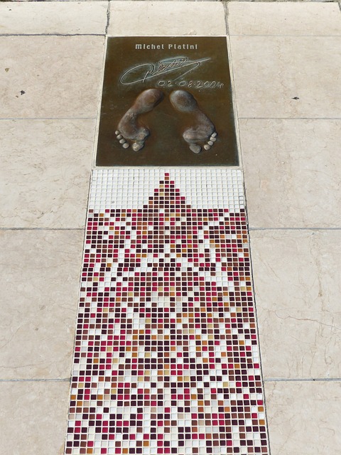 交媒体上首 交媒体上首